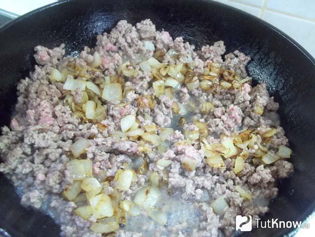 Фарш соединен с луком