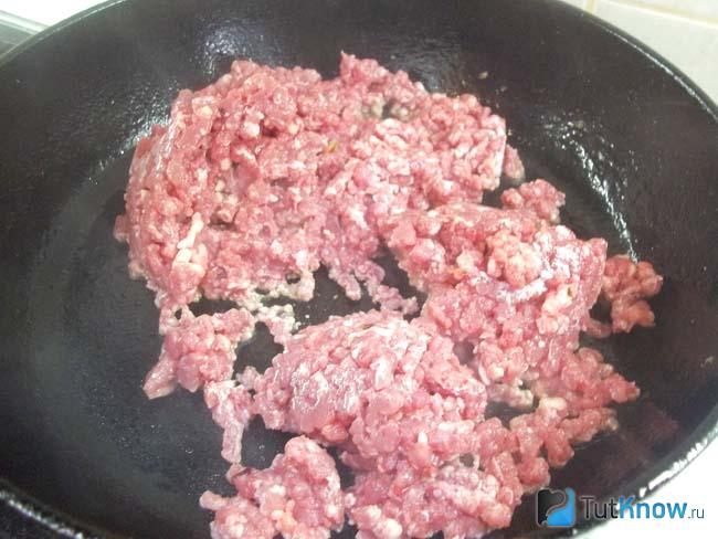 Мясной фарш жарится в сковороде