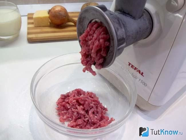 Мясо перекрутите через мясорубку