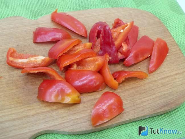 Перец нарезан дольками