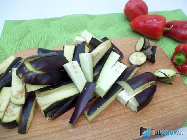 Баклажаны нарезаны брусками