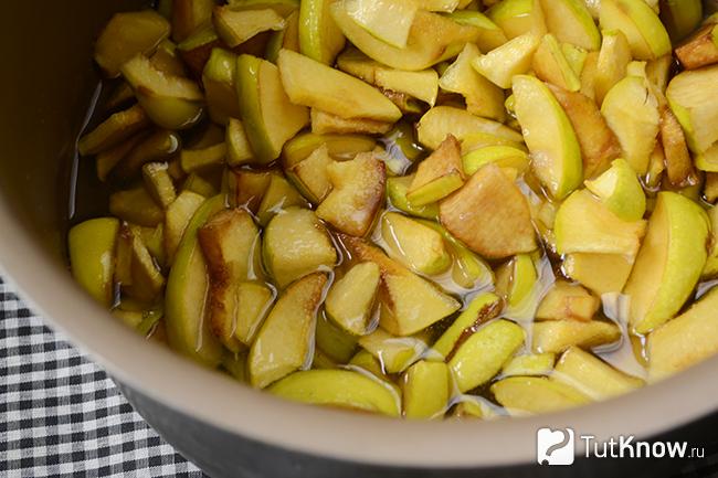 Дольки айвы с сахаром и лимонной кислотой