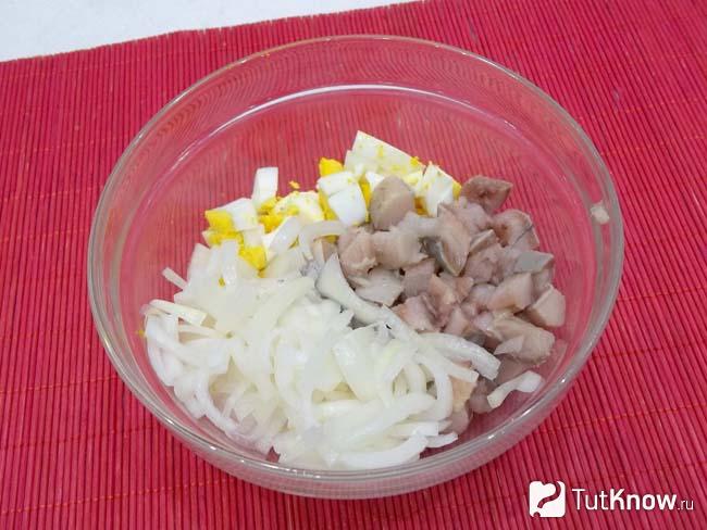 Репчатый лук нашинкован и добавлен к продуктам