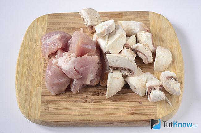 Нарезанные мясо и шампиньоны