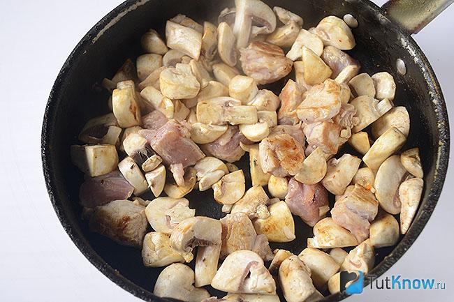 Обжариваем мясо и грибы