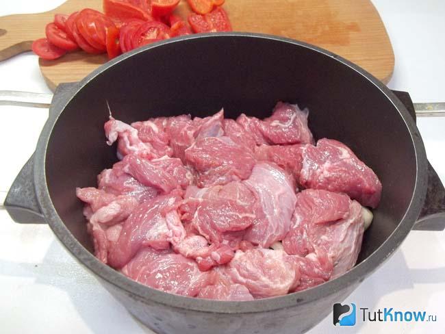 В кастрюлю добавлено мясо