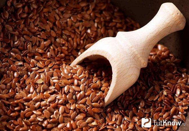 Льняные семена набираются в специальный черпак