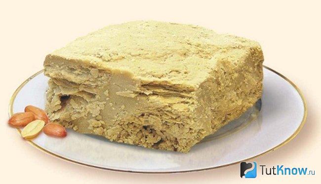 Большой кусок халвы на тарелке