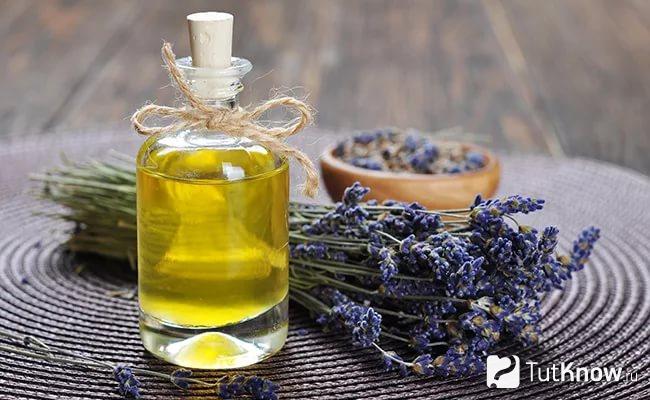 Закупоренная тара с маслом лаванды