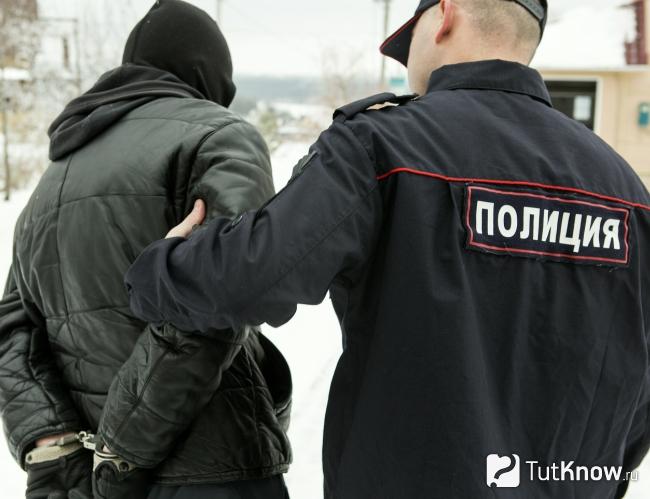 Полицейский ведет задержанного