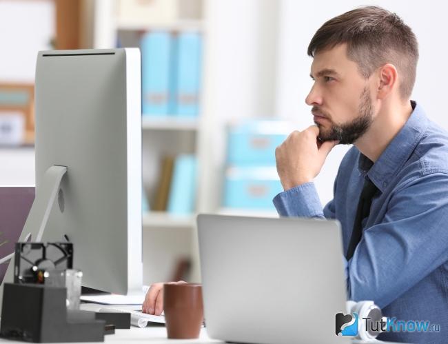 Программист работает за компьютером