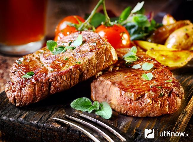 Два сочных куска мяса, приготовленных на гриле