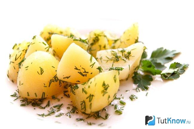 Несколько кусочков варёного картофеля