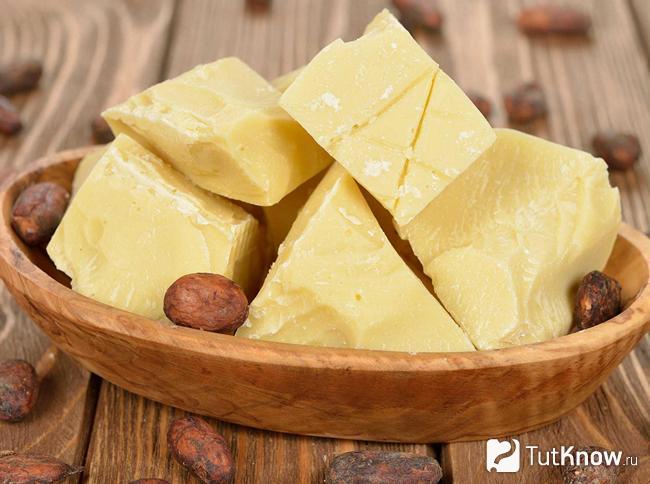 Кусочки масла какао в небольшой мисочке