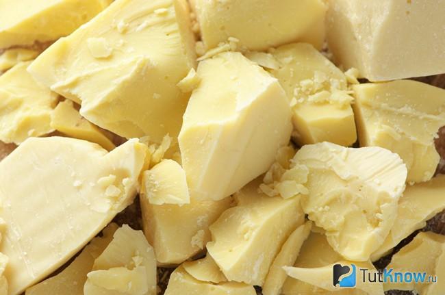 Кусочки масла какао крупным планом