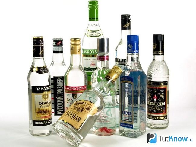 Несколько бутылок водки разных марок