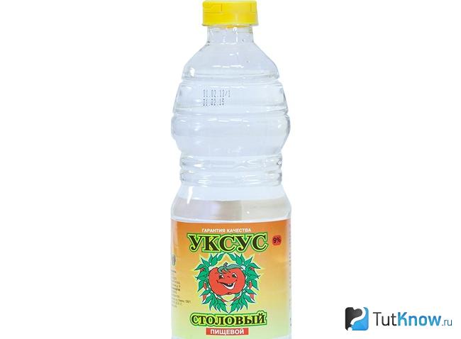 Бутылка столового уксуса на белом фоне