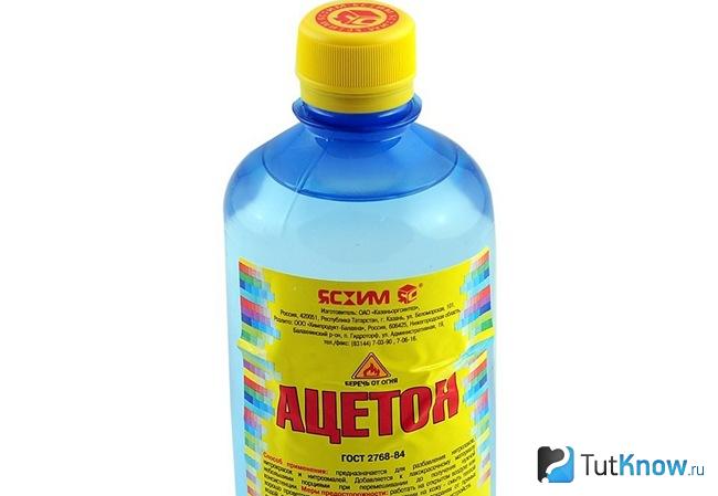 Бутылка ацетона на белом фоне