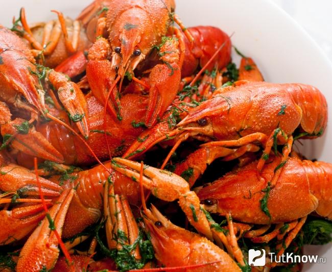 Вареные раки с сушеным укропом
