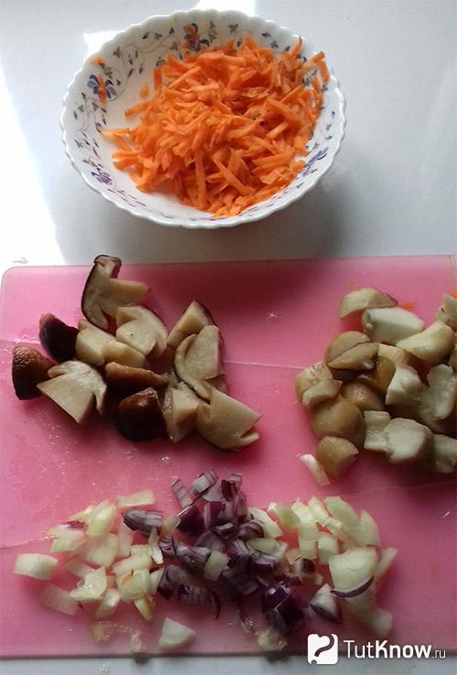 Нарезанные белые грибы, морковь и лук