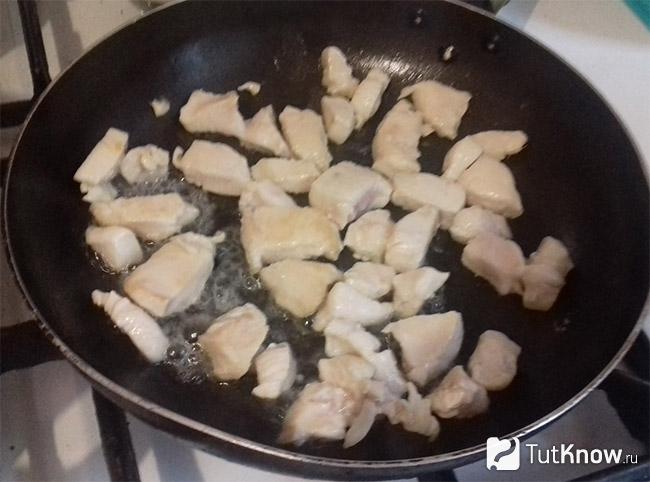Измельченная грудка в сковородке