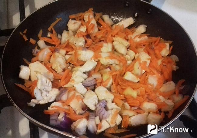 Курица, лук и морковь в сковороде