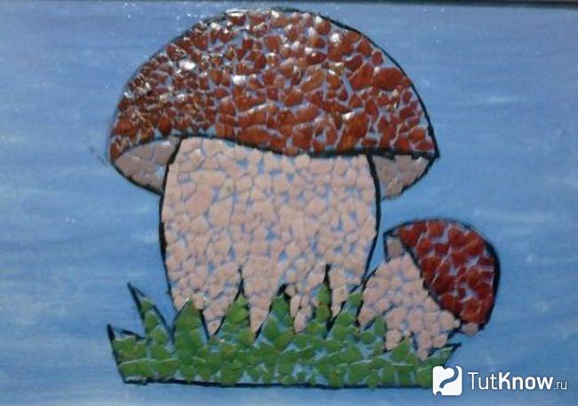 Мозаика в виде гриба из яичной скорлупы