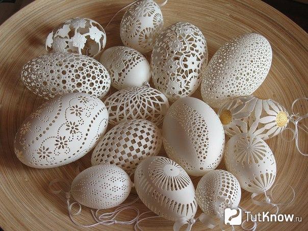 Узоры из дырочек на пустых яйцах