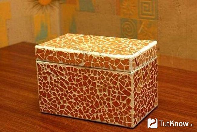 Коробочка, украшенная мозаикой из яичной скорлупы