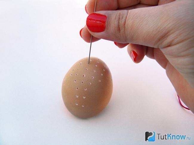 Продевание иголки через одну из сделанных дырочек