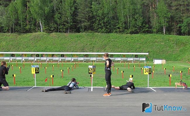 Биатлонисты проходят стрелковую подготовку