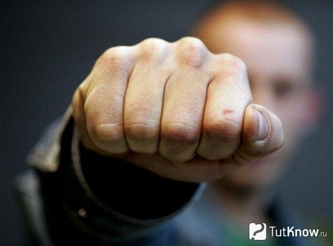 Кулак бойца крупным планом