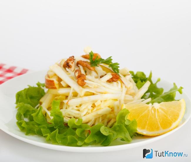 Салат с корнем любистока