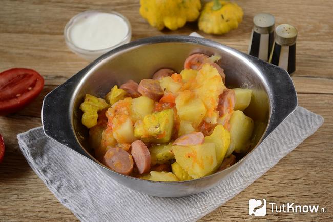 Тушеная картошка с сосисками на столе