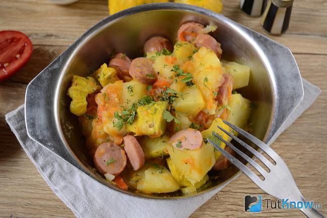 Приготовленная тушеная картошка с сосисками