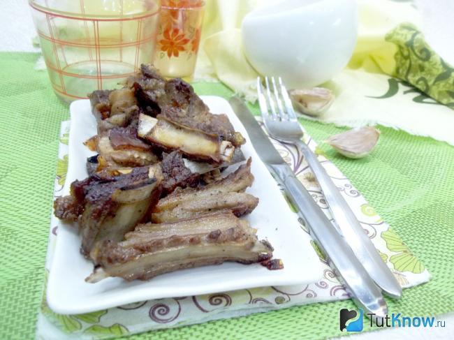 Готовые ребрышки ягненка с луком и чесноком
