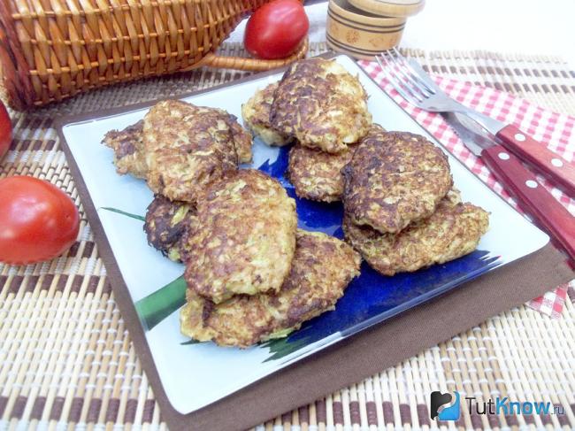 Готовые мясные оладьи с кабачками и манкой