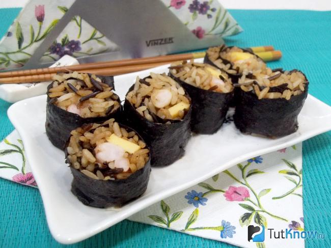 Готовые роллы по-домашнему с креветками