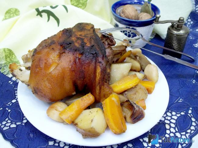 Готовая рулька с овощами в духовке