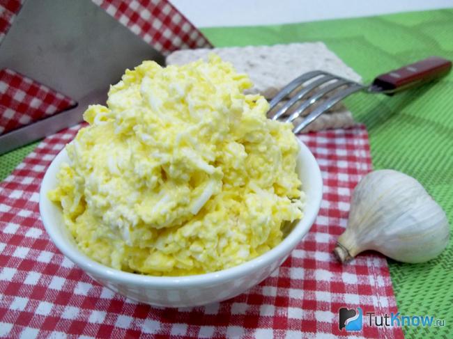 Готовый чесночный салат с сыром и яйцом