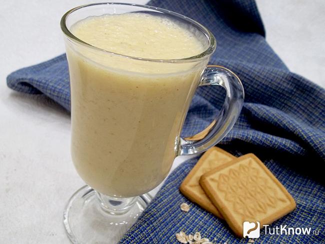 Готовый смузи с персиками и овсянкой