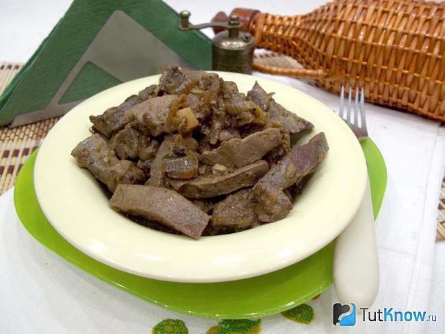 Готовая жареная печень с луком