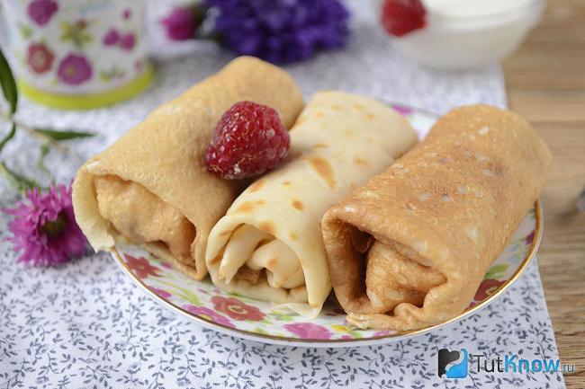 Блины на воде и молоке с творогом и изюмом готовы к употреблению