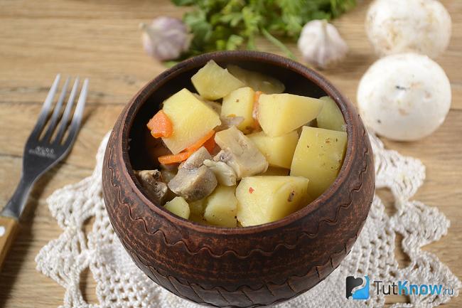 Жаркое с мясом и грибами в горшочке готово к употреблению