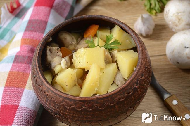 Готовое жаркое в горшочках со свининой и грибами