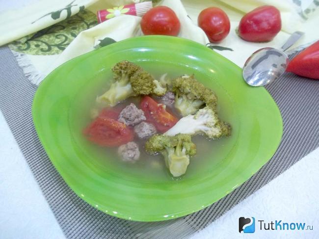 Готовый диетический суп с брокколи и помидорами