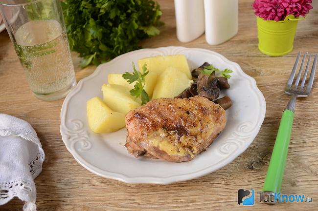 Готовые запечённые куриные бёдра с картофельным гарниром