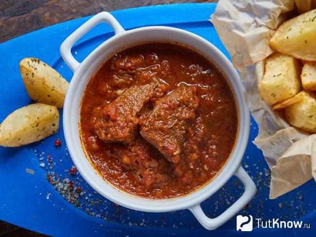 Тушеная говядина кусочками с грибами в сметане