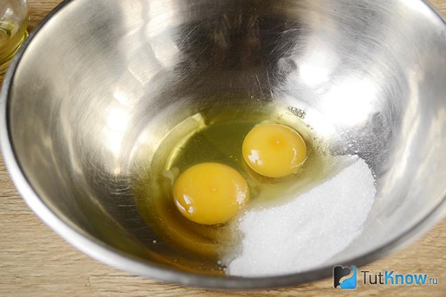 Яйца с сахаром в миске