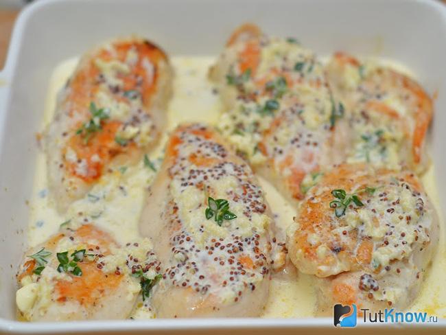 Рулет из куриного филе с грибами в духовке